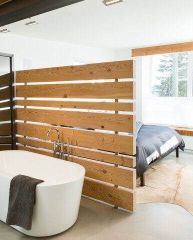 no-canada-esta-casa-projetada-por-naikoon-contracting-e-kerschbaumer-design-usou-um-painel-de-madeira-para-separar-banheiro-de-quarto-contemporist